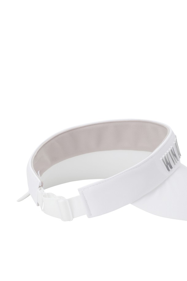 여성 골프에 적합한 화이트 컬러의 바이저입니다. 와이드 챙으로 햇빛을 가려주며, 후면 스트랩으로 사이즈 조절이 가능하고 이면 땀받이 디테일로 땀 흡수에 용이합니다. 레터링 패턴과 스트랩 디자인 장식이 돋보이는 봄, 여름 시즌용 아이템입니다.
