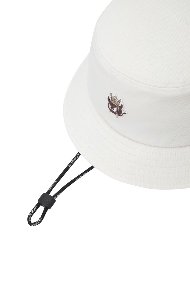 경주 에디션 버킷햇입니다. 여성 골프룩 또는 캐주얼, 미니멀 스타일을 연출하기 좋은 화이트 컬러의 모자입니다. 부드러운 면 소재로 제작되어 편안한 착용감을 선사하며, 챙 넓이는 6cm입니다. 귀여운 금관을 쓴 와키 캐릭터가 포인트로 들어가 있으며, 얇은 두께감으로 봄, 여름 계절에 착용하기 좋습니다. 턱끈이 있어 활동적인 날에도 모자를 안정적으로 착용할 수 있습니다.
