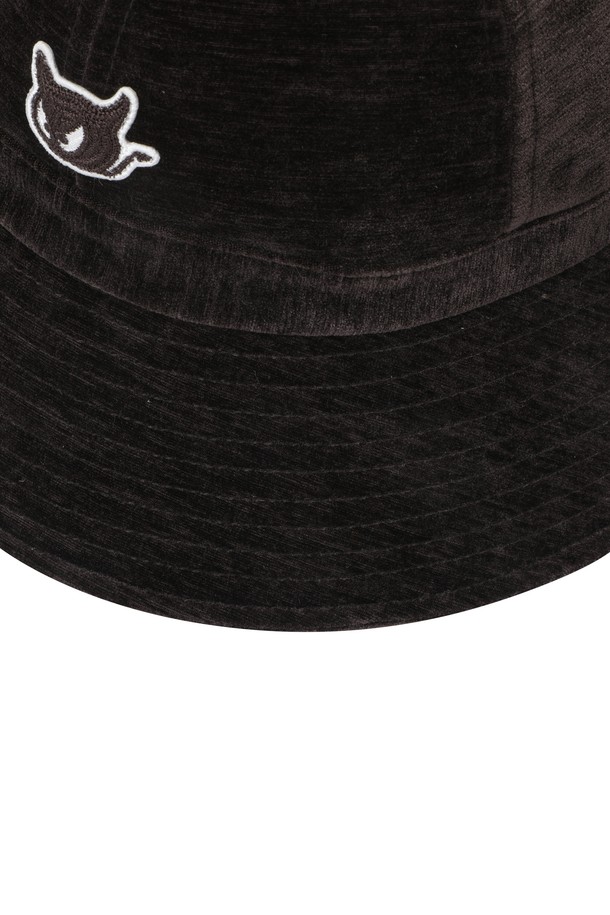 부드러운 코듀로이 소재와 벨벳 소재를 사용하여 제작된 여성 코듀로이 버킷햇입니다. 브라운과 아이보리 두 가지 색상으로 출시되어 다양한 골프룩과 일상룩에 매치하기 좋습니다. 챙 넓이 7cm로 햇빛을 효과적으로 가려주며, 자수 디자인이 포인트로 더해져 클래식, 캐주얼, 미니멀 스타일 모두 소화 가능합니다. 턱끈이 있어 활동적인 날에도 안정적으로 착용할 수 있으며, 가볍고 부드러운 촉감으로 편안함을 선사합니다. 봄, 가을 시즌에 활용하기 좋은 아이템입니다.
