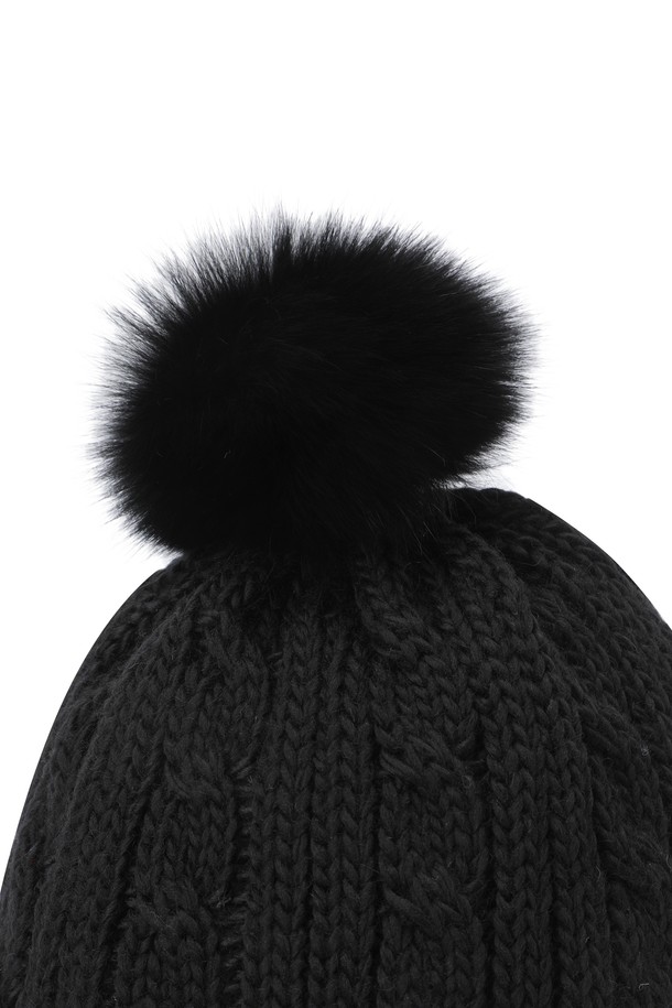 여성 폼폼 니트 햇은 골프룩에 어울리는 여성용 니트햇입니다. 부드러운 촉감의 니트 소재로 제작되었으며, 스티치 패턴과 폼폼 디자인이 특징입니다. 캐주얼, 클래식, 미니멀 스타일을 소화하며, 가볍게 착용할 수 있어 편안함을 제공합니다. 골프 라운딩 시 세련된 스타일을 연출해보세요.
