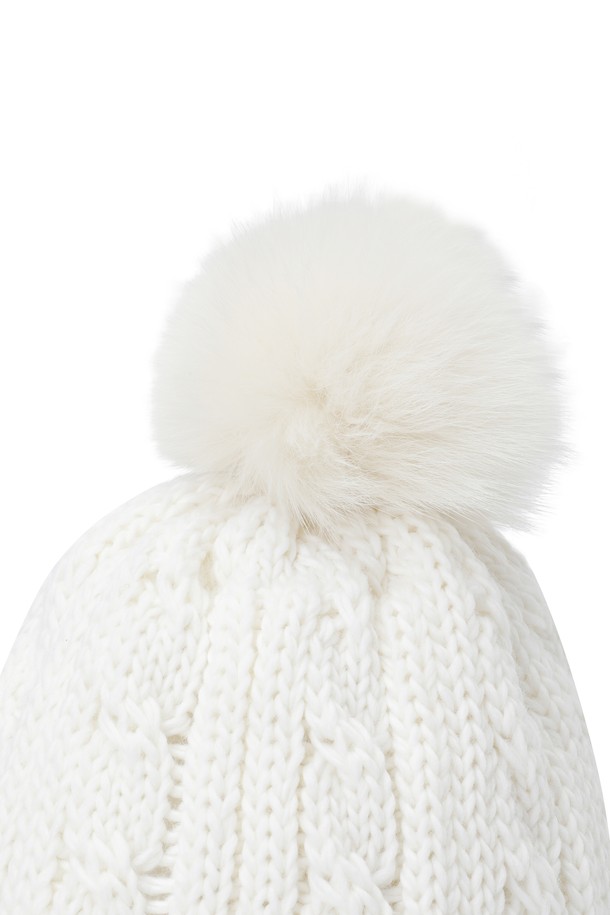 여성 폼폼 니트 햇은 부드러운 니트 소재로 제작되어 편안한 착용감을 선사합니다. 골프룩 또는 캐주얼, 미니멀 스타일의 일상복에 매치하기 좋습니다. 모자 상단에 귀여운 폼폼 장식이 특징이며, 여성스러운 분위기를 더합니다. 다양한 스타일에 활용하여 개성 있는 스타일을 연출해보세요.

