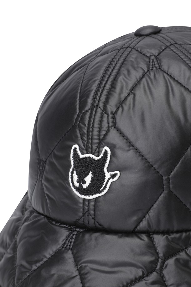 블랙 색상의 여성 패딩 버킷햇입니다. 보온성을 높여주는 두꺼운 두께의 패딩 소재와 부드러운 촉감이 특징입니다. 챙 넓이 6cm로 햇빛을 가려주며, 귀여운 캐릭터 자수와 퍼 장식이 디자인에 포인트를 더합니다. 골프룩, 캐주얼, 클래식 스타일 모두에 잘 어울리며, 이어워머 디테일과 턱끈, 사이즈 조절 기능으로 실용성을 높였습니다. 겨울철 따뜻하고 스타일리시하게 착용할 수 있는 아이템입니다.
