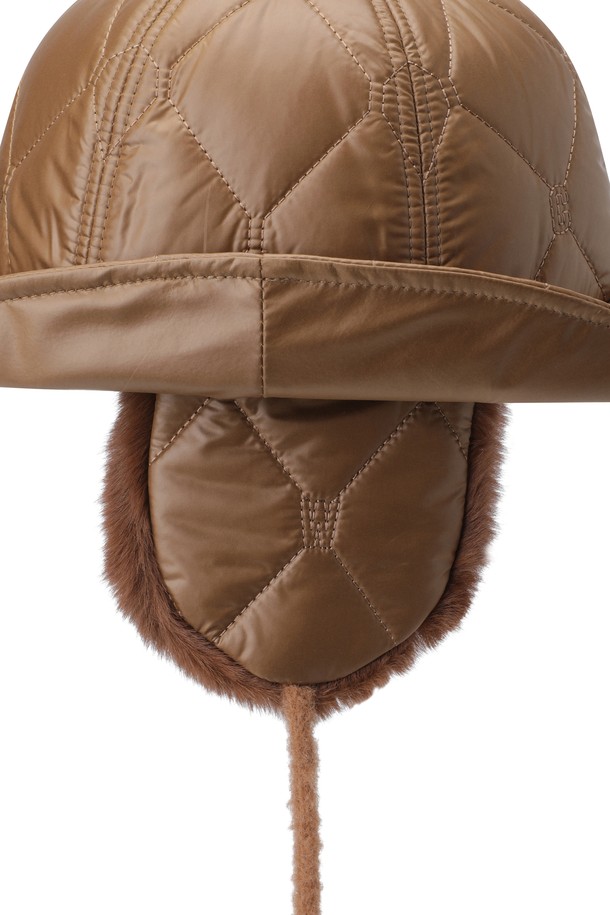 겨울철 라운딩과 일상에서 따뜻함을 선사하는 여성용 이어워머 패딩 버킷햇입니다. 부드러운 촉감의 패딩 소재와 6cm 챙으로 포근함을 더하며, 보온 기능을 갖춰 추운 날씨에도 쾌적하게 착용할 수 있습니다. 귀여운 캐릭터 자수와 퍼 장식이 캐주얼하면서도 클래식한 분위기를 연출하여 골프룩과 일상룩에 모두 잘 어울립니다. 턱끈이 있어 활동적인 움직임에도 모자가 쉽게 벗겨지지 않으며, 이어워머 디테일이 얼굴을 더욱 따뜻하게 감싸줍니다.
