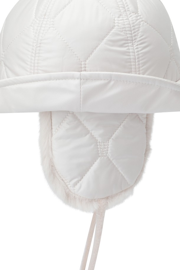 겨울철 라운딩과 일상에서 따뜻함과 스타일을 책임지는 여성 이어워머 패딩 버킷햇입니다. 부드러운 패딩 소재와 두꺼운 두께감으로 뛰어난 보온성을 제공하며, 6cm 챙으로 햇빛을 효과적으로 가려줍니다. 귀를 따뜻하게 감싸는 이어워머 디테일이 추운 날씨에도 쾌적한 착용감을 선사합니다. 와키 캐릭터 자수 패치로 포인트를 더해 캐주얼하면서도 미니멀한 골프룩을 완성할 수 있습니다. 턱끈과 사이즈 조절 기능으로 편안한 착용감을 누려보세요.
