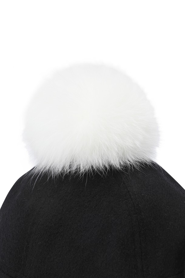 Women 폼폼 니트 햇은 겨울, 가을 시즌에 어울리는 여성용 니트햇입니다. 부드러운 니트 소재로 제작되어 편안한 착용감을 선사하며, 보온 기능을 갖춰 추운 날씨에도 따뜻하게 사용할 수 있습니다. 블랙 컬러에 무지 패턴으로 어떤 스타일에도 잘 어울리며, 4cm 챙 넓이와 일반적인 모자 깊이로 디자인되었습니다. 탈부착 가능한 퍼 방울과 양사이드 스냅 디테일로 포인트를 주어 클래식, 미니멀, 캐주얼 골프룩에 모두 잘 어울립니다.
