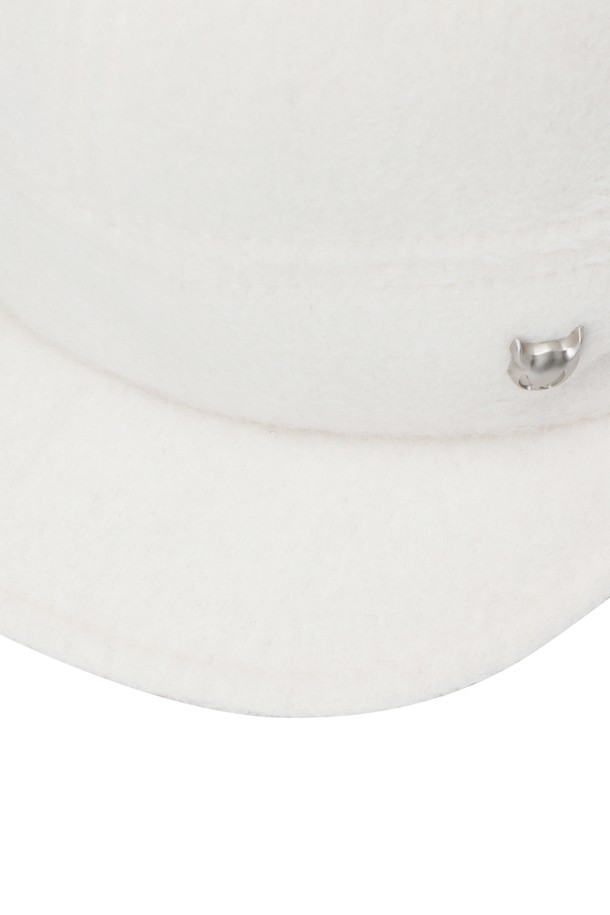 여성 폼폼 니트 햇은 가을, 겨울 시즌에 따뜻함과 스타일을 동시에 선사하는 모자입니다. 부드러운 니트 소재로 제작되어 편안한 착용감을 제공하며, 4cm 챙으로 포근한 느낌을 더합니다. 리얼 퍼 폼폼 장식과 양 사이드 스냅 디테일이 돋보이며, 폼폼은 탈부착이 가능하여 다양한 스타일 연출이 가능합니다. 골프룩, 캐주얼, 미니멀, 클래식 등 어떤 스타일에도 매치하기 좋은 실용적인 아이템입니다. 보온 기능을 갖춘 무지 디자인으로, 따뜻하고 세련된 겨울 스타일을 완성하세요.
