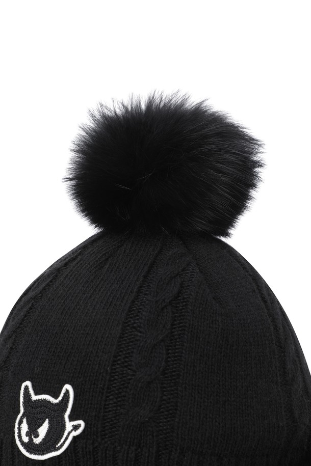 여성 이어 워머 니트 모자는 겨울철 골프 라운딩과 일상에서 모두 활용하기 좋은 방울 장식의 클래식 스타일 니트 모자입니다. 부드러운 촉감의 니트와 퍼 소재를 사용하여 보온성을 높였으며, 두꺼운 두께감으로 추운 날씨에도 따뜻하게 착용할 수 있습니다. 케이블 패턴 디자인이 돋보이며, 귀를 덮어주는 이어 워머 스타일로 보온성을 더욱 강화했습니다. 여성스러운 디자인과 뛰어난 보온성으로 겨울철 패션 아이템으로 활용하기 좋습니다.
