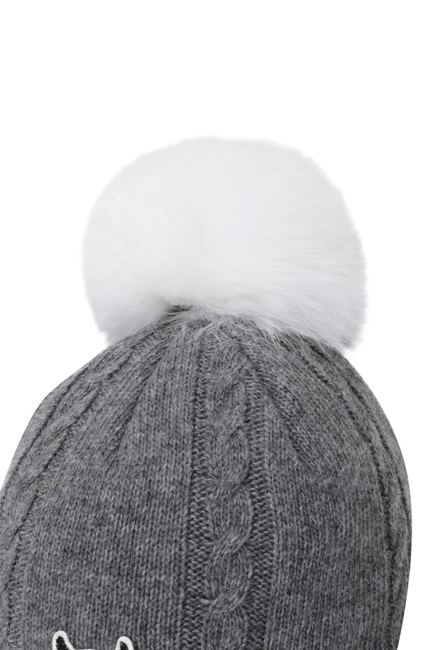 따뜻함과 스타일을 모두 갖춘 여성 이어워머 니트햇입니다. 부드러운 니트 소재와 퍼 소재가 혼방되어 포근한 착용감을 선사하며, 꽈배기 패턴으로 클래식한 무드를 더했습니다. 겨울철 골프 라운딩룩 또는 일상복에 매치하여 세련된 스타일을 연출할 수 있습니다. 보온성을 높여주는 이어워머 디자인과 방울 디테일이 돋보이며, 방울은 탈부착이 가능하여 다양한 스타일을 연출할 수 있습니다. 당신의 겨울 스타일링에 포인트를 더해보세요.
