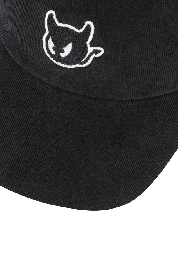 세련된 여성 코듀로이 이어 워머 캡입니다. 겨울철 라운딩을 위한 필수템으로, 부드러운 코듀로이와 니트 소재로 제작되어 뛰어난 보온성을 제공합니다. 무지 디자인으로 클래식, 캐주얼, 미니멀 스타일 모두 소화 가능하며, 턱끈이 있어 활동적인 착용에도 안정감을 더합니다. 두꺼운 두께감으로 추운 날씨에도 따뜻하게 골프를 즐길 수 있습니다.
