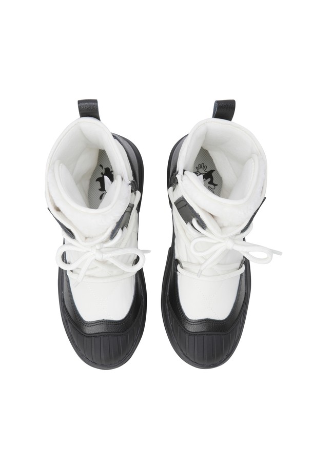 여성 겨울 부츠는 화이트와 블랙 두 가지 색상으로 출시되었습니다. 퀼팅 소재와 플랫 굽(4cm) 디자인으로 편안함과 스타일을 동시에 만족시킵니다. 안감은 보아털과 패딩 처리되어 뛰어난 보온성을 제공하며, 사이드 지퍼와 뒷축 스트랩으로 착용이 용이합니다. 쿠셔닝 인솔이 적용되어 편안한 착용감을 선사하며, 골프룩과 캐주얼, 미니멀, 클래식 스타일 모두에 잘 어울립니다.
