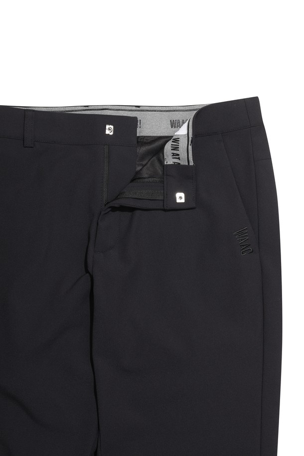 [코리아 TKR] Men Essential Soft Brushed Pants는 남성 골프룩을 위한 스포티한 스타일의 기모 안감 긴바지입니다. 부드러운 촉감의 나일론과 스판덱스 혼방 소재로 제작되었으며, 겨울 및 간절기에 착용하기 좋습니다. 무지 패턴의 레귤러핏 스탠다드핏으로 활동성을 고려한 실루엣을 제공합니다. WAAC 로고 디테일과 장갑 탈부착이 가능한 히든 벨크로가 특징입니다. 블랙 색상으로 어떤 골프 의류와도 잘 어울립니다.
