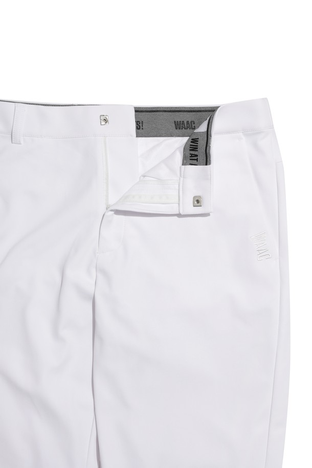 [코리아 TKR] Men Essential Soft Brushed Pants는 남성 골프룩을 위한 스포티한 스타일의 긴바지입니다. 겨울 및 간절기에 적합하며, 부드러운 촉감의 두꺼운 기모 안감으로 보온성을 높였습니다. 나일론과 스판덱스 혼방 소재로 활동성을 고려한 실루엣과 뛰어난 신축성을 제공합니다. 스탠다드핏으로 편안한 착용감을 선사하며, WAAC 로고 디테일과 장갑 탈부착 가능한 히든 벨크로가 특징입니다. 벨크로 밴딩으로 허리 사이즈 조절이 용이합니다.
