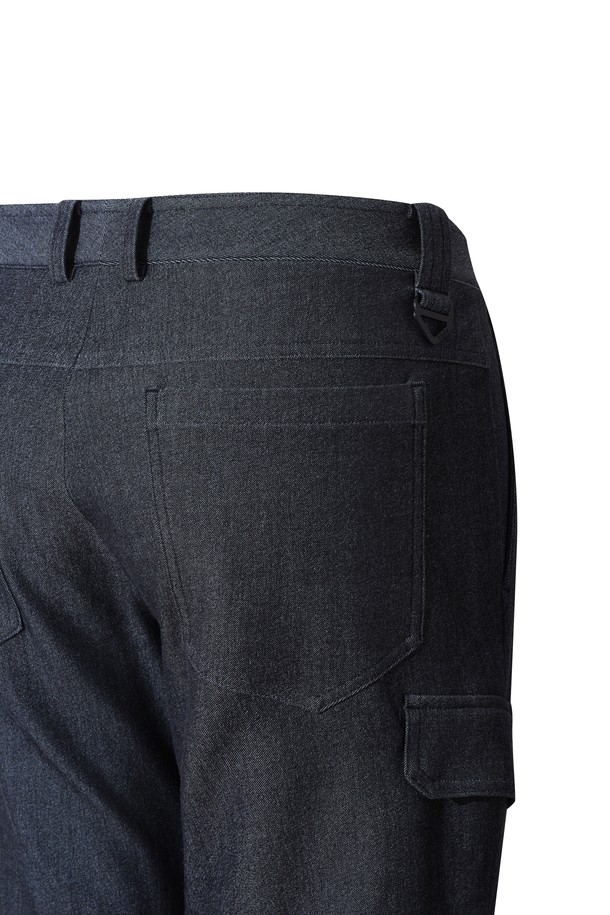 남성 데님(Denim)-like 테이퍼드 카고 팬츠입니다. TR 소재로 제작되어 부드러운 촉감과 뛰어난 보온성을 제공하며, 겨울철에도 따뜻하게 착용 가능합니다. 캐주얼 스타일로 골프룩, 겨울 데일리룩 등 다양한 TPO에 활용할 수 있습니다. 무지 디자인에 테이퍼드 핏으로 세련된 실루엣을 연출하며, 사이드 카고 포켓과 아웃포켓 디테일로 실용성을 더했습니다. 활동성을 고려한 디자인으로 편안한 착용감을 선사합니다.
