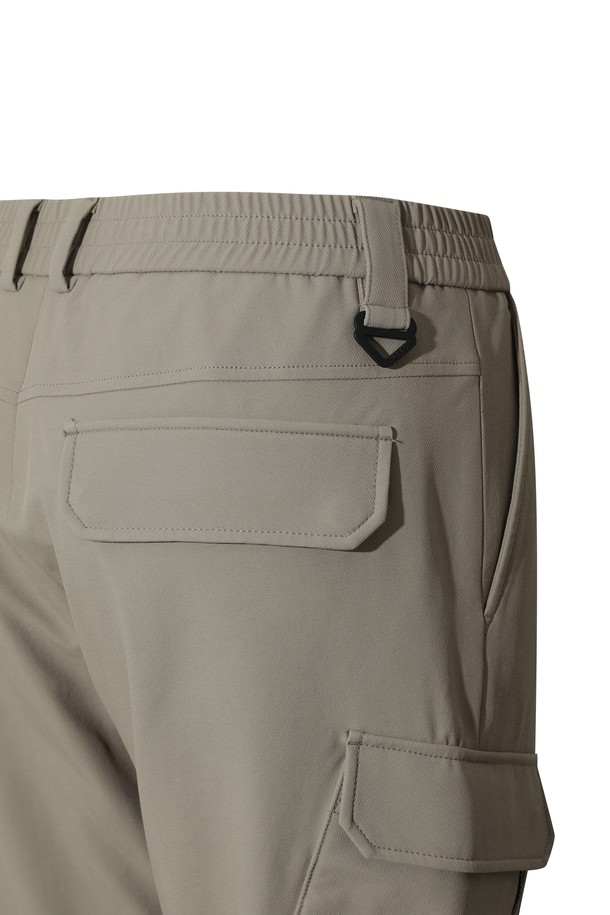 남성 소프트 브러쉬드 우븐 조거 팬츠는 부드러운 촉감의 기모 안감으로 겨울철 따뜻함을 선사합니다. 나일론, 스판덱스 혼방 소재로 제작되어 뛰어난 신축성과 활동성을 보장하며, 스포티하고 캐주얼한 스타일을 연출합니다. 골프웨어는 물론 일상복으로도 활용 가능하며, 무지 디자인에 조거 핏으로 편안함을 더했습니다. 양쪽 카고 포켓과 힙 포켓 덮개 디테일이 실용성을 높여줍니다. 두꺼운 두께감으로 보온성을 극대화한 겨울철 필수 아이템입니다.
