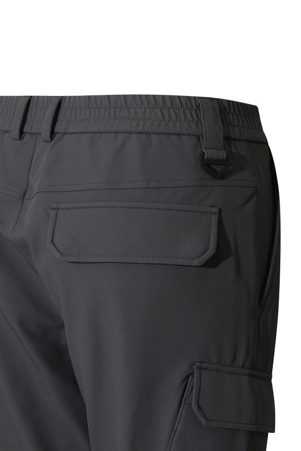 남성용 소프트 브러쉬드 우븐 조거 팬츠입니다. 부드러운 촉감의 기모 안감으로 제작되어 겨울철 보온성을 높였습니다. 스판덱스, 나일론 혼방 소재로 제작되어 활동성이 뛰어나며, 스포티, 캐주얼, 미니멀 스타일을 연출하기 좋습니다. 무지 디자인에 조거 핏으로 편안함을 더했으며, 골프룩 또는 일상복으로 활용 가능합니다. 고신축성, 힙 포켓, 카고 포켓 디테일이 돋보이는 제품입니다.
