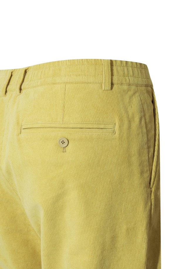 남성용 코듀로이 원턱 팬츠입니다. 옐로우 컬러의 부드러운 코듀로이와 면 혼방 소재로 제작되어 가을, 겨울 시즌에 적합합니다. 루즈핏과 테이퍼드 핏을 동시에 갖춘 디자인으로, 골프 및 일상 캐주얼룩, 클래식 스타일, 혹은 미니멀한 스타일까지 폭넓게 소화 가능합니다. 두꺼운 두께감과 원턱 디테일이 특징이며, 편안한 착용감을 선사합니다.

