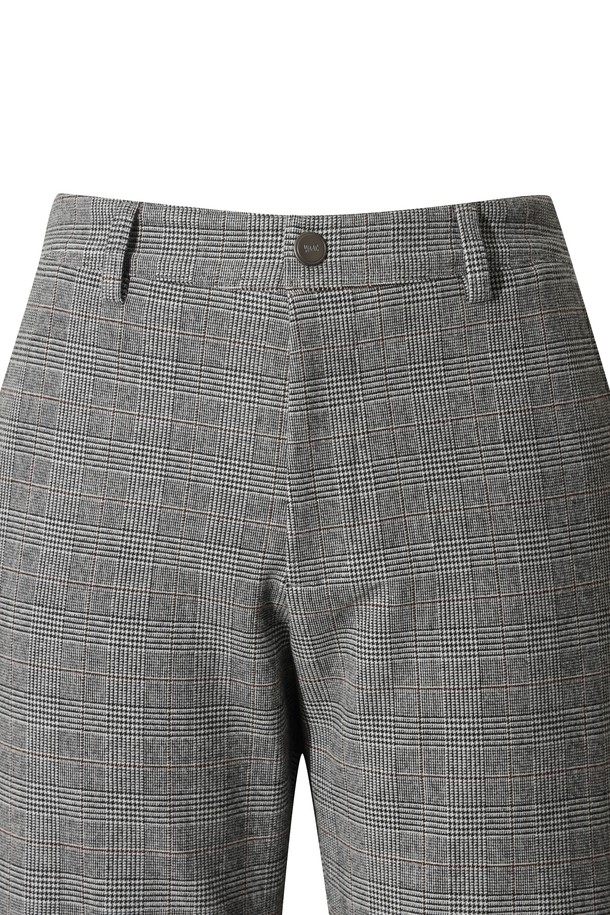 남성 TR 체크 패턴 팬츠입니다. 부드러운 촉감의 TR 소재로 제작되어 가을, 겨울 시즌에 따뜻하게 착용할 수 있습니다. 그레이 컬러의 테이퍼드핏 긴바지로, 포멀하면서도 캐주얼한 스타일을 연출합니다. 허벅지 부분에 여유를 주어 편안한 착용감을 제공하며, 골프, 일상, 비즈니스 캐주얼 등 다양한 TPO에 활용 가능합니다. 클래식, 캐주얼, 미니멀 스타일을 즐겨 입는 남성분들께 추천합니다.
