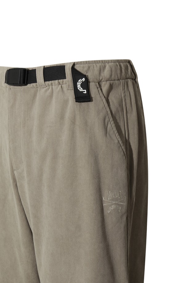 [JONES] 남성 코듀로이 더블 니 팬츠는 가을과 겨울, 골프 및 일상생활에서 모두 활용 가능한 남성용 바지입니다. 부드러운 촉감의 코듀로이, 폴리에스테르, 스판덱스 혼방 소재로 제작되어 보온성이 뛰어나고, 레귤러핏으로 편안한 착용감을 선사합니다. 베이지 컬러의 무지 디자인이며, JONES 로고가 새겨진 벨트 일체형으로 깔끔한 스타일을 연출합니다. 더블 니 디자인으로 활동성을 높였으며, 캐주얼, 클래식, 스포티한 다양한 스타일을 소화할 수 있습니다.
