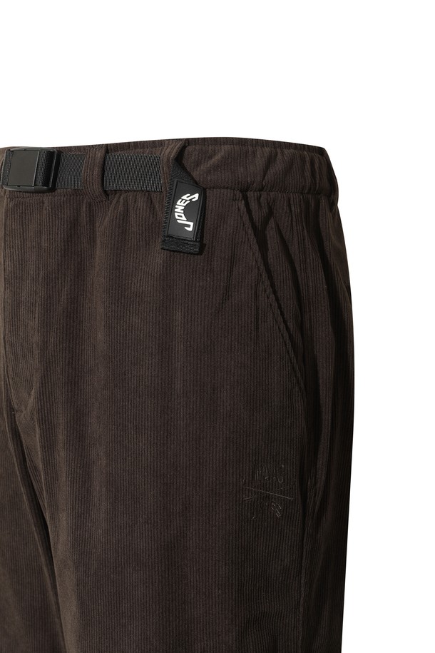 [JONES] 남성 코듀로이 더블 니 팬츠는 가을, 겨울 시즌에 어울리는 남성용 코듀로이 팬츠입니다. 브라운 컬러의 레귤러핏 긴바지로, 캐주얼, 스포티, 클래식 스타일을 모두 아우릅니다. 보온성이 우수하며, 부드러운 촉감의 코듀로이, 폴리에스테르, 스판덱스 혼방 소재로 제작되었습니다. 특히 더블 니 디자인으로 활동성을 높였으며, JONES 로고가 새겨진 일체형 벨트가 특징입니다. 골프룩은 물론 일상에서도 편안하게 착용할 수 있습니다.
