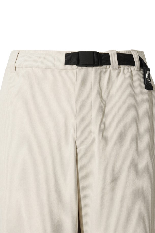 [JONES] 남성 코듀로이 더블 니 팬츠는 가을, 겨울 시즌에 어울리는 남성용 코듀로이 팬츠입니다. 부드러운 촉감의 코듀로이, 폴리에스테르, 스판덱스 혼방 소재로 제작되어 편안한 착용감을 선사합니다. 베이지 컬러의 무지 디자인에 레귤러핏으로 제작되었으며, 보온성이 우수하고 더블니 디자인으로 활동성을 더했습니다. JONES 로고가 새겨진 벨트 일체형 디자인으로, 골프 및 일상 캐주얼, 스포티, 클래식 스타일 연출에 활용 가능합니다. 허리 밴딩 처리로 편안함을 더했습니다.
