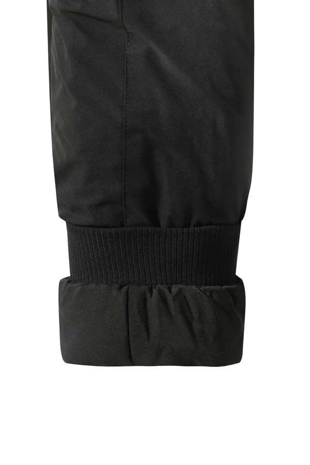 남성용 패딩 조거 팬츠입니다. 블랙 컬러의 폴리에스테르 소재로 제작되어 겨울철 보온성을 높여줍니다. 일상복은 물론 골프룩으로도 활용 가능한 스포티하고 캐주얼한 스타일의 긴바지입니다. 두꺼운 두께감과 가벼운 경량성을 동시에 갖췄으며, 허리 스트링으로 편안한 착용감을 제공합니다. 조거핏 디자인으로 활동성을 높였으며, 패딩 안감으로 따뜻함을 더했습니다.
