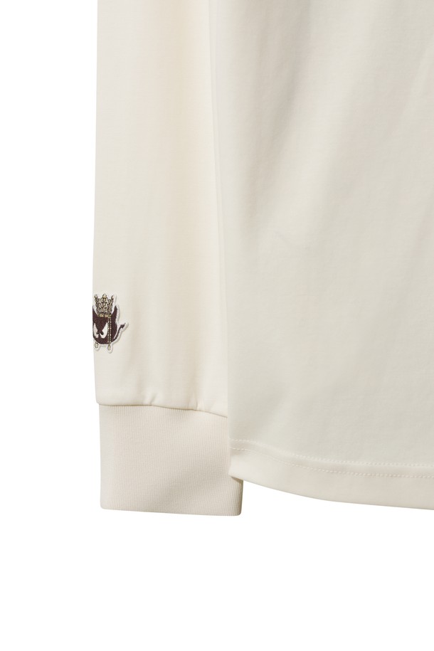 [GYEONGJU EDITION] WAACKY (경주 에디션) 크루넥 티셔츠는 스포티하면서도 클래식한 스타일을 추구하는 남성 고객을 위해 디자인되었습니다. 봄, 가을 시즌에 적합하며, 골프 및 일상생활에서 모두 활용 가능한 실용적인 아이템입니다. 아이보리와 화이트 두 가지 색상으로 출시되었으며, 레귤러 핏에 긴소매 기장으로 편안한 착용감을 선사합니다. 경주 에디션 한정판으로, 천마총 천마도를 모티프로 한 와키 캐릭터 그래픽과 소매 패치 디테일이 돋보입니다. 라운드넥 디자인으로 어떤 스타일에도 쉽게 매치할 수 있습니다.
