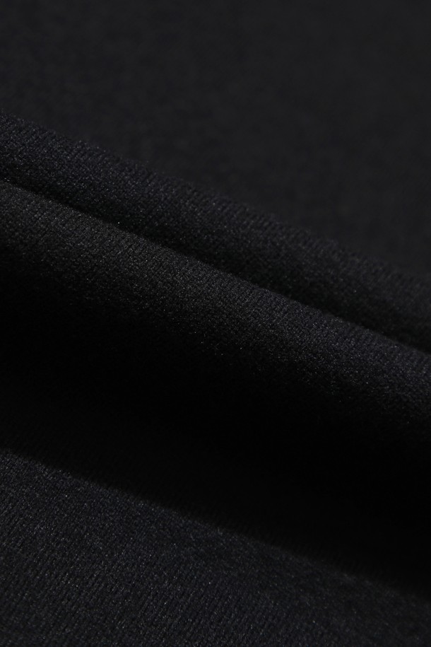 WAACKY (와키) 플리스 하이넥 풀오버는 남성용 겨울 의류로, 스포티하면서도 베이직한 스타일을 연출합니다. 부드러운 촉감의 플리스 소재와 기모 안감으로 보온성을 높였으며, 흡습 및 속건 기능으로 쾌적함을 유지합니다. 레귤러 핏에 긴소매, 하이넥 디자인으로 활동성과 스타일을 모두 잡았으며, 블랙 컬러에 로고와 스트라이프 패턴으로 포인트를 더했습니다. 양면 착용이 가능하여 다양한 골프룩 및 일상 스타일링에 활용할 수 있습니다.
