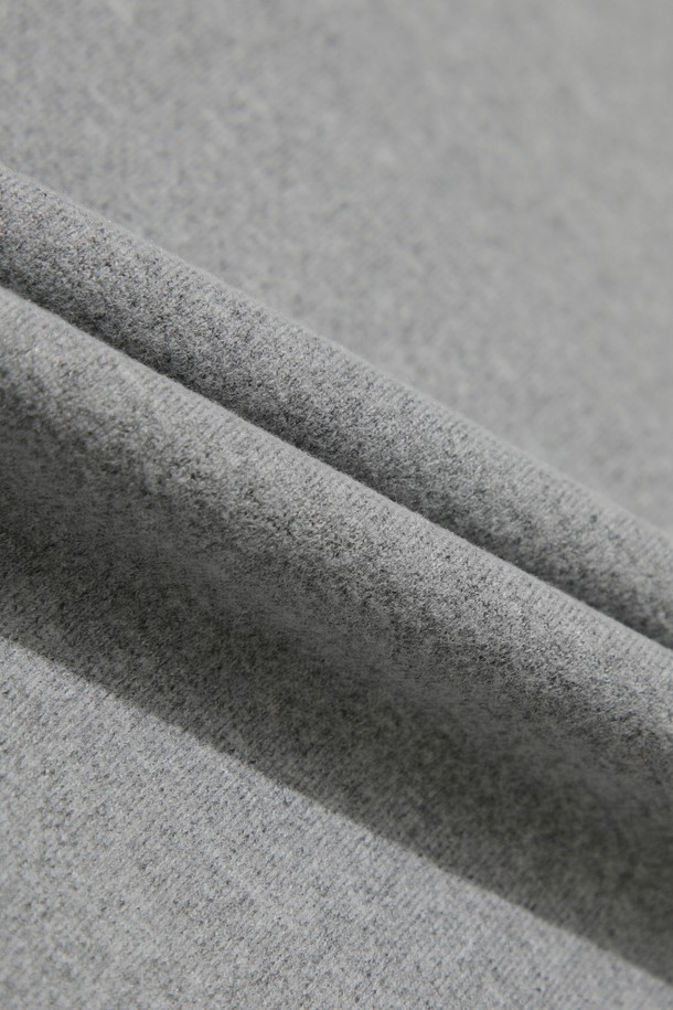 남성용 WAACKY (와키) 플리스 하이넥 풀오버입니다. 부드러운 플리스 소재와 기모 안감으로 뛰어난 보온성을 제공하며, 흡습 및 속건 기능으로 쾌적한 착용감을 유지합니다. 그레이 컬러에 로고와 스트라이프 패턴으로 스포티하면서도 베이직한 스타일을 연출합니다. 레귤러핏으로 편안하게 착용 가능하며, 양면 착용이 가능하여 실용성을 더했습니다. 골프룩은 물론 일상에서도 활용하기 좋은 겨울철 필수 아이템입니다.
