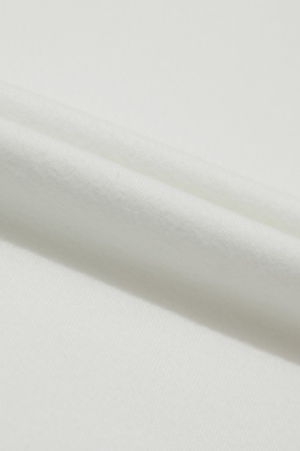 남성용 WAACKY (와키) 플리스 하이넥 풀오버는 겨울철 골프 및 일상 활동에 적합한 스포티하고 베이직한 스타일의 상의입니다. 부드러운 촉감의 두꺼운 플리스 소재에 기모 안감을 더해 보온성을 높였으며, 흡습 및 속건 기능으로 쾌적함을 유지합니다. 화이트 컬러 바탕에 로고와 스트라이프 패턴이 특징이며, 레귤러 핏의 긴소매 디자인으로 활동성을 보장합니다. 양면 착용이 가능하여 실용성을 더했으며, 하이넥 디자인으로 목을 따뜻하게 감싸줍니다.
