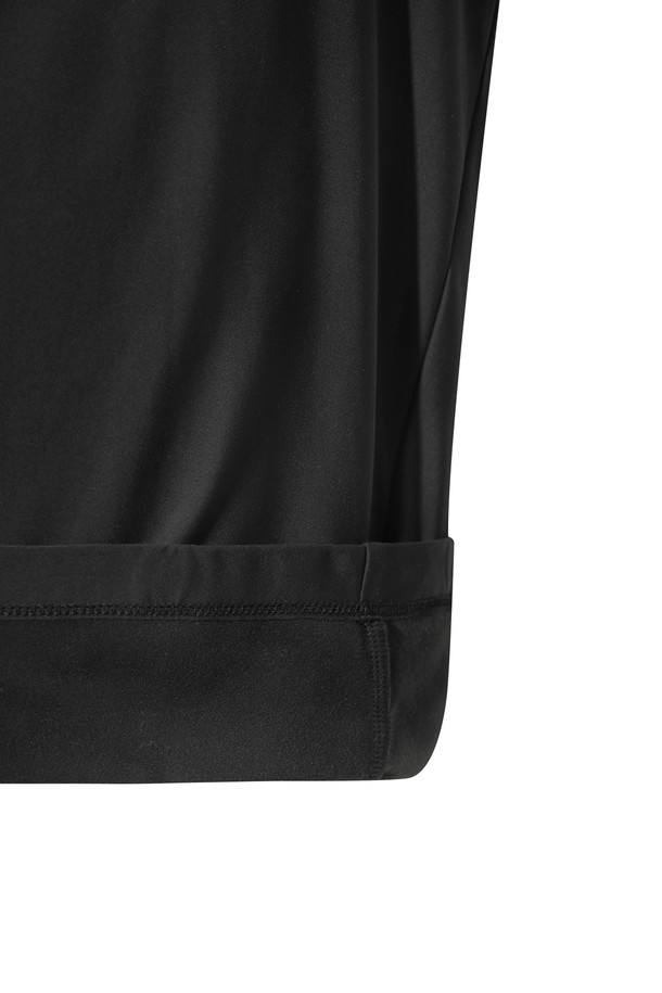 [PLAYER'S EDITION] 남성 플리스 하이넥 탑은 겨울철 골프 라운딩과 일상에서 모두 활용 가능한 스포티한 스타일의 의류입니다. 부드러운 촉감의 플리스 소재와 안감 기모 처리가 뛰어난 보온성을 제공하며, 신축성 있는 스판덱스 소재가 활동성을 더합니다. 레귤러핏 디자인에 하이넥으로 목까지 따뜻하게 감싸주며, 소매 슬로건 프린트와 뒷목 로고 프린트가 포인트를 줍니다. 속기모 처리로 편안한 착용감을 선사하며, 이너웨어로도 활용 가능합니다.
