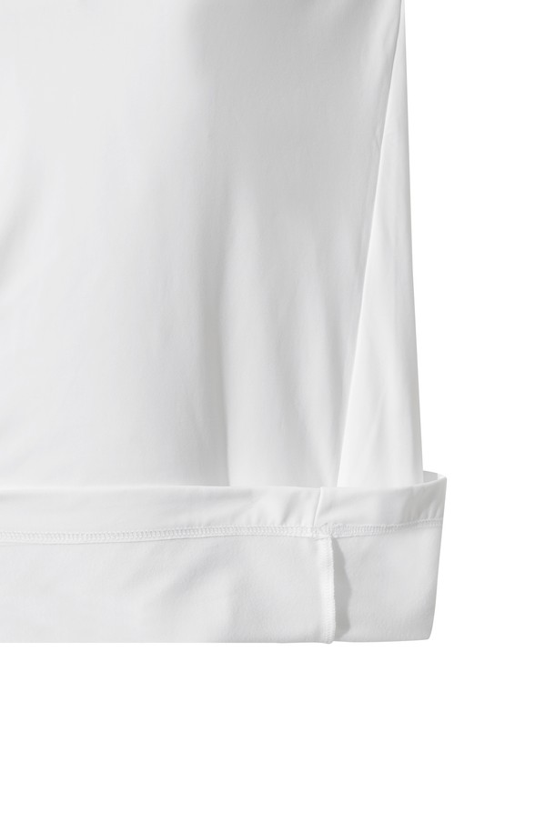 [PLAYER'S EDITION] 남성 플리스 하이넥 탑은 스포티한 골프룩을 위한 겨울철 필수 아이템입니다. 부드러운 촉감의 플리스 소재에 기모 안감을 더해 보온성을 극대화했으며, 신축성 있는 스판덱스 소재가 활동성을 보장합니다. 하이넥 디자인과 레귤러핏으로 스윙 시 최적의 움직임을 제공하며, 이너로도 활용 가능합니다. 화이트 컬러 바탕에 로고와 프린트 디테일이 돋보이는 미니멀한 디자인으로, 다양한 골프 스타일을 연출할 수 있습니다.
