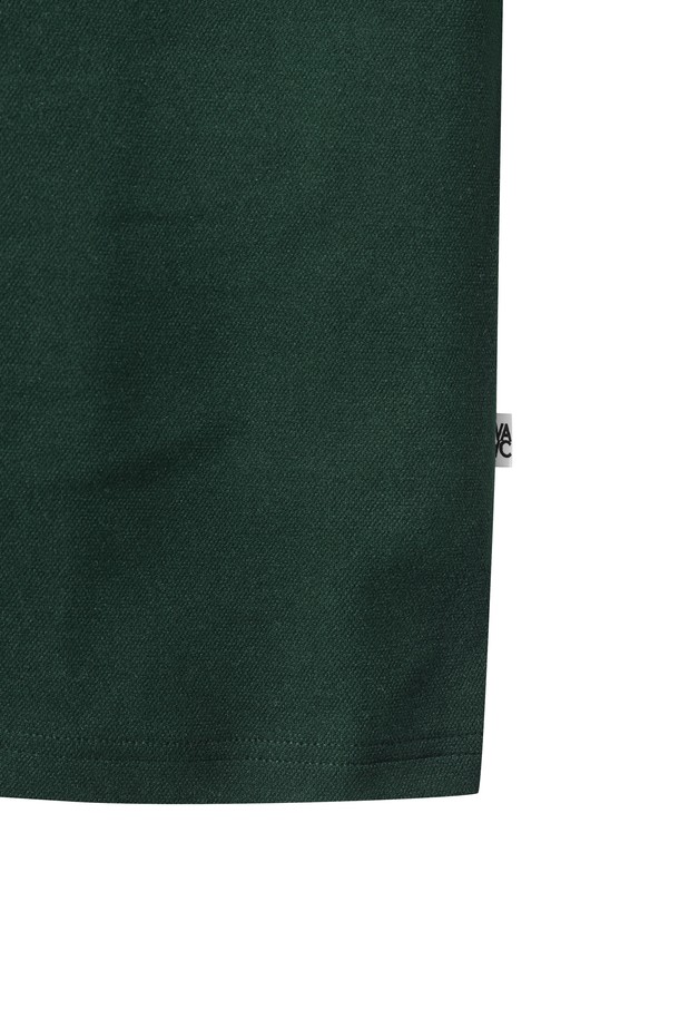 Men WAACKY(맨 와키) 코듀로이 카라 폴로 셔츠는 남성 골프 및 일상용 상의입니다. 그린 컬러의 릴랙스핏 폴로넥 긴소매 셔츠로, 봄, 가을에 착용하기 좋습니다. 부드러운 촉감의 폴리에스테르와 스판덱스 혼방 소재로 제작되었으며, 캐주얼, 스포티, 클래식 스타일을 연출할 수 있습니다. 코듀로이 카라 디테일과 단작 배색 포인트, 좌측 가슴의 와키 캐릭터 와펜이 특징입니다.
