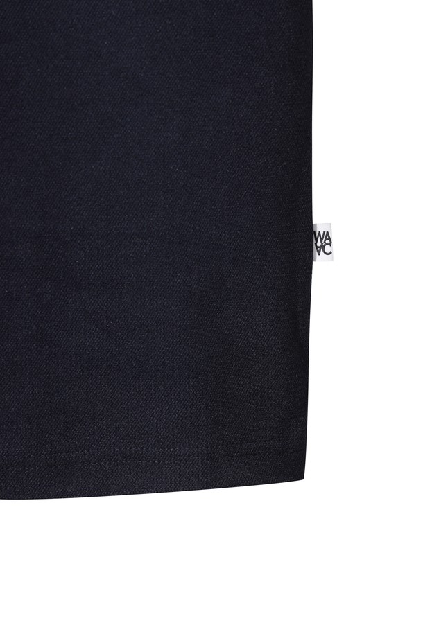 "Men WAACKY(맨 와키) 코듀로이 카라 폴로"는 남성용 폴로셔츠로, 봄, 가을에 착용하기 좋습니다. 캐주얼, 스포티, 클래식 스타일을 아우르며, 골프 및 일상복으로 활용 가능합니다. 블랙과 브라운 두 가지 색상으로 출시되었으며, 릴렉스 핏에 긴 소매 기장을 갖추고 있습니다. 부드러운 촉감의 폴리에스테르, 스판덱스 혼방 소재에 신축성을 더했습니다. 코듀로이 카라 디테일과 와키 캐릭터 와펜이 특징입니다.
