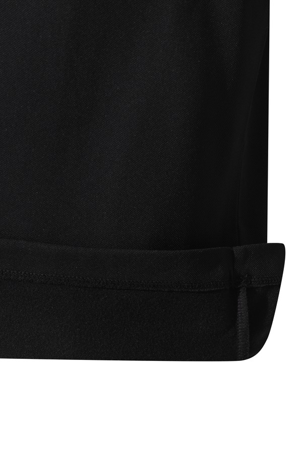 [코리아 TKR] Men Essential Polo는 남성용 폴로넥 긴소매 셔츠입니다. 봄, 여름, 가을 시즌에 골프 및 스포츠 활동에 적합하며, 스포티하고 베이직한 스타일을 연출합니다. 부드러운 촉감의 폴리에스테르와 스판덱스 혼방 소재로 제작되었으며, 얇은 두께감과 신축성을 제공합니다. 왼쪽 가슴 와펜 디테일과 뒷목 스트라이프 디테일, 올림픽 무드에서 영감을 받은 디자인이 특징입니다. 스탠다드핏으로 골프룩 또는 출근룩에 미니멀하고 클래식한 스타일을 더해줍니다.
