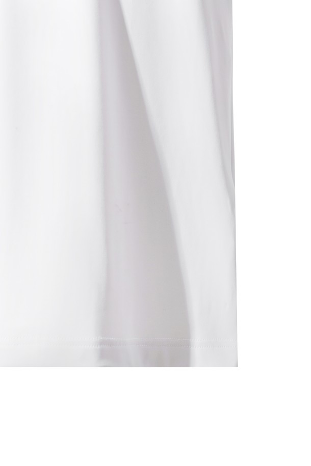 [JONES] 맨 로고 베이스 레이어는 골프 및 피트니스 활동에 적합한 남성용 슬림핏 베이스레이어입니다. 폴리에스터와 스판덱스 혼방 소재로 제작되어 부드러운 촉감과 신축성을 제공하며, 사계절 내내 착용 가능합니다. 화이트 컬러에 스포티한 로고 패턴이 돋보이며, 라운드넥과 긴소매 디자인으로 편안함을 더했습니다. JONES 콜라보레이션 제품으로, 이너웨어로도 활용할 수 있어 실용적입니다. 스포티하고 미니멀한 스타일을 연출하기 좋습니다.
