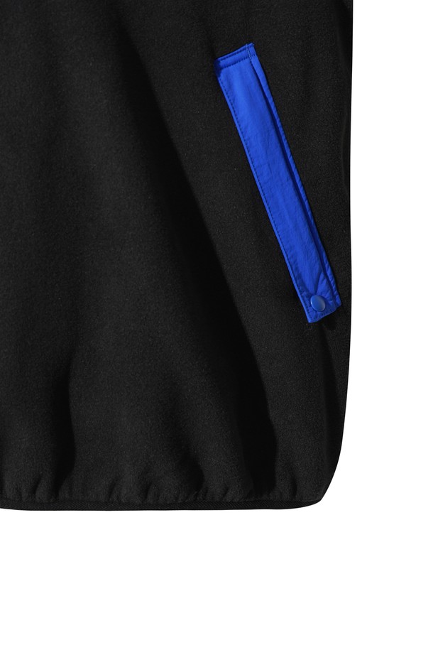 [JONES] Men Polartec(폴라텍) 레트로 플리스 풀오버는 남성용 상의로, 골프 및 겨울 데일리룩에 적합합니다. 부드러운 촉감의 플리스와 폴라텍 소재, 두꺼운 두께의 기모 안감으로 보온성과 흡습성을 갖춰 추운 날씨에도 따뜻하게 착용할 수 있습니다. 레귤러 핏의 하프넥 디자인으로 스포티함과 캐주얼한 스타일을 동시에 연출하며, 무지 패턴에 배색 플라켓과 포켓 디테일, 러버탭 로고로 포인트를 더했습니다. [WAAC] X JONES 콜라보레이션 제품으로, 긴 소매 기장의 레귤러핏 플리스 풀오버입니다.
