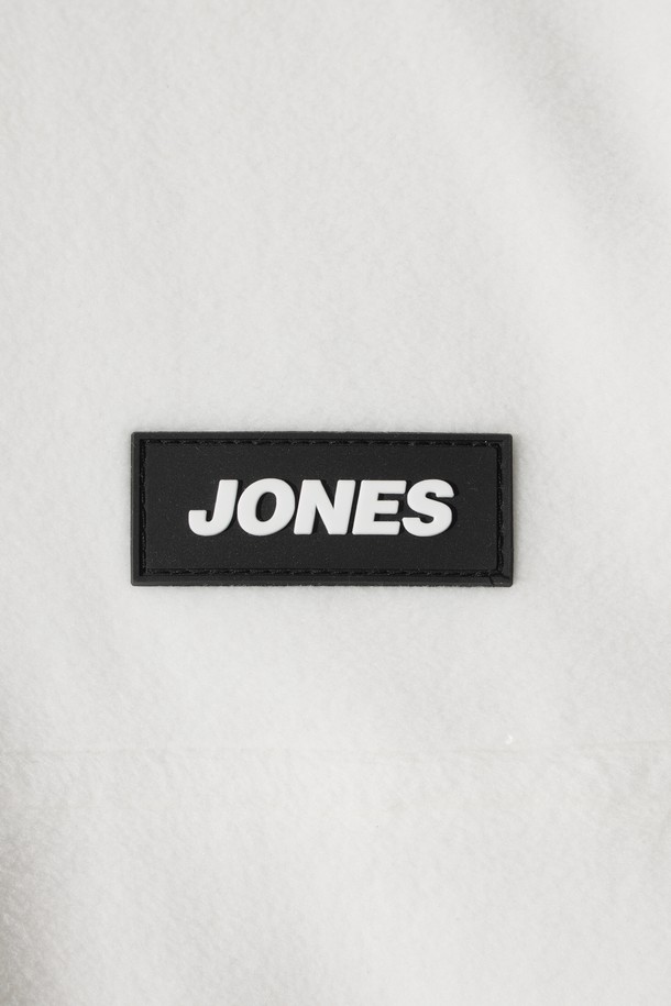 [JONES] 맨 폴라텍 레트로 플리스 풀오버는 WAAC X JONES 콜라보레이션으로 탄생한 남성용 플리스 풀오버입니다. 부드러운 촉감의 폴라텍 플리스 소재에 기모 안감을 더해 보온성을 높였으며, 겨울철 골프룩 또는 캐주얼 스타일 연출에 적합합니다. 레귤러핏과 하프넥 디자인으로 편안한 착용감을 제공하며, 화이트와 레드의 두 가지 컬러로 만나볼 수 있습니다. JONES 러버탭 로고, 배색 플라켓, 포켓 디테일이 돋보이는 스포티하면서도 미니멀한 디자인의 플리스 풀오버입니다.
