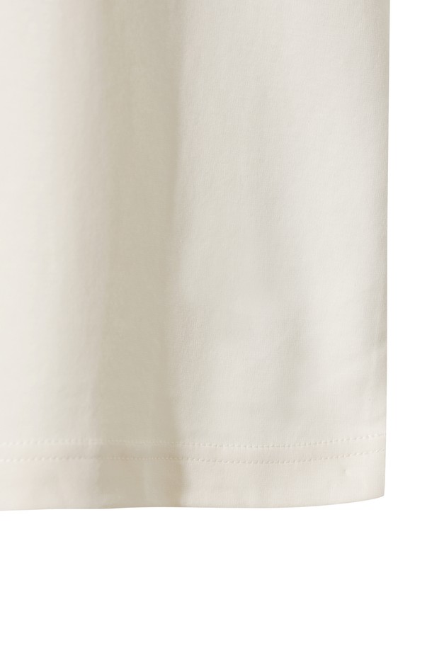 [GYEONGJU EDITION] 남성 크루넥 티셔츠는 골프 및 일상용으로 적합한 베이직 & 스포티 스타일의 반소매 티셔츠입니다. 화이트 컬러의 레귤러 기장으로 제작되었으며, 넥 라인 안쪽 보강 처리가 돋보입니다. 뒷면 목 부분에는 경주를 상징하는 프린팅이, 전면에는 경주 문화유산을 담은 자수 디테일이 더해져 특별함을 더합니다. 베이직핏의 라운드넥 디자인으로 편안한 착용감을 선사하며, 여름 시즌에 시원하게 즐길 수 있습니다. 미니멀한 디자인으로 다양한 골프룩 연출이 가능합니다.
