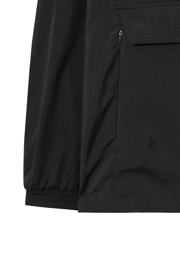 블랙 컬러의 남성용 패딩 하이브리드 아노락입니다. 골프 및 일상생활에서 스포티하고 캐주얼한 스타일을 연출할 수 있습니다. 방풍, 보온 기능과 신축성을 갖춘 두꺼운 두께감의 나일론 소재로 제작되었습니다. 하프 집업 디자인과 레귤러핏으로 편안한 착용감을 제공하며, 겨울철에도 따뜻하게 활동할 수 있습니다. 미니멀한 무드의 무지 디자인으로 다양한 룩에 활용하기 좋습니다.
