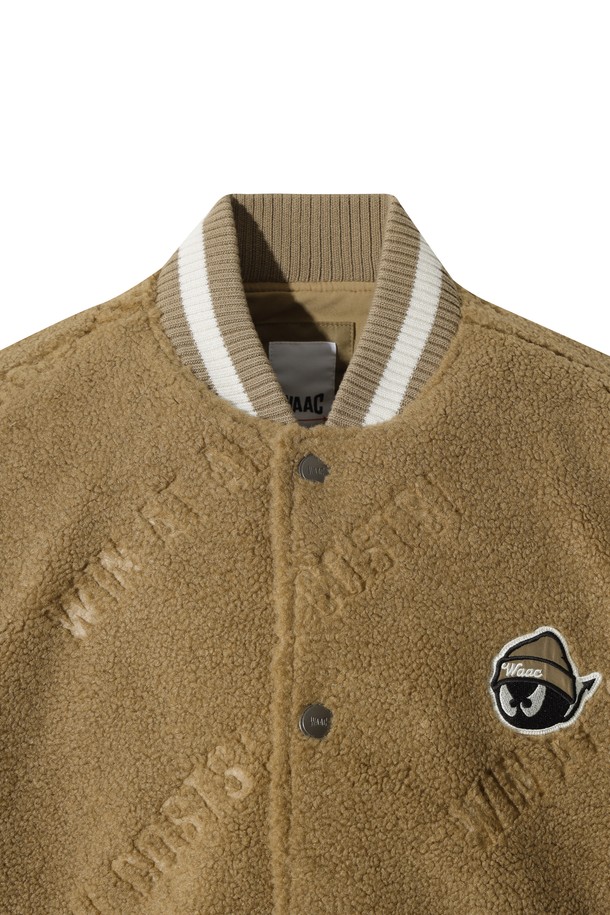 베이지 컬러의 남성용 부클 바시티 재킷입니다. 플리스와 부클 소재를 사용하여 부드러운 촉감과 두꺼운 두께로 뛰어난 보온성을 제공합니다. 스포티하면서도 캐주얼한 스타일로, 골프룩 또는 일상복으로 활용하기 좋습니다. 넥, 소매, 밑단에 니트 시보리를 적용하여 편안함과 안정감을 더했습니다. 레귤러 핏의 긴 소매 버튼 여밈 방식의 자켓으로, 로고 패턴이 특징입니다.
