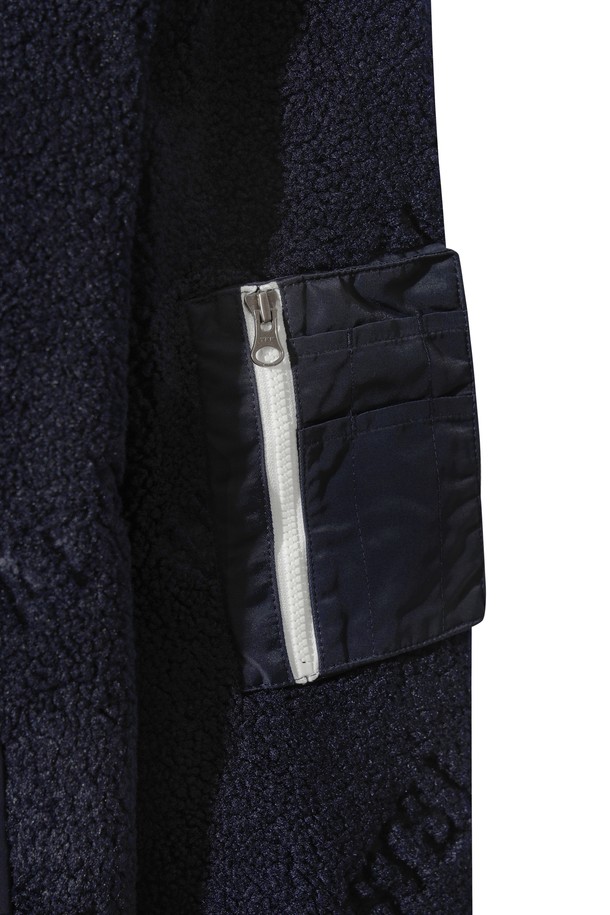 남성용 부클 바시티 재킷은 겨울철 추위를 막아줄 두꺼운 두께감의 아우터입니다. 네이비 컬러에 스포티하고 캐주얼한 스타일을 더했으며, 골프룩과 출근룩 등 다양한 TPO에 활용할 수 있습니다. 플리스와 부클 소재를 사용하여 부드러운 촉감을 선사하며, 보온과 방풍 기능으로 추운 날씨에도 따뜻하게 착용할 수 있습니다. 넥, 소매, 밑단에 니트 시보리를 적용하여 활동성을 높였으며, 레귤러핏으로 편안한 착용감을 제공합니다. 로고 패턴의 바시티 재킷으로, 캐주얼, 스포티, 미니멀 스타일을 모두 소화할 수 있습니다.
