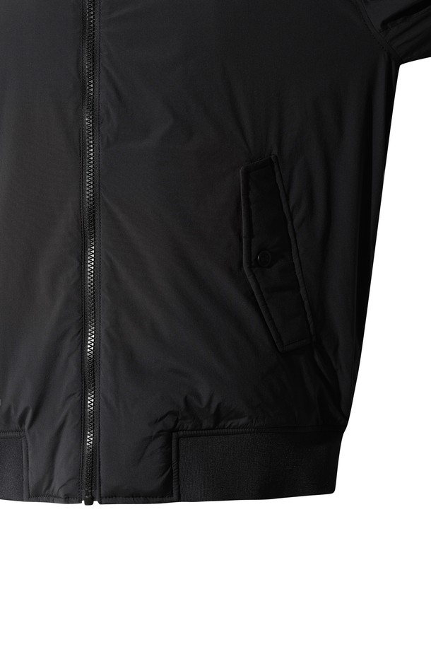 블랙 색상의 패디드 봄버 자켓입니다. 남성용으로, 골프 및 일상복으로 활용하기 좋습니다. 나일론과 스판덱스 혼방 소재로 제작되어 부드러운 촉감과 신축성을 제공하며, 두꺼운 두께감으로 겨울철 보온성을 높여줍니다. 경량 패딩 안감과 니트 시보리 디테일이 특징이며, 레귤러 핏과 긴 소매 기장, 집업 여밈 방식으로 편안한 착용감을 선사합니다. 캐주얼, 스포티, 미니멀 스타일을 모두 소화할 수 있는 활용도 높은 아우터입니다.
