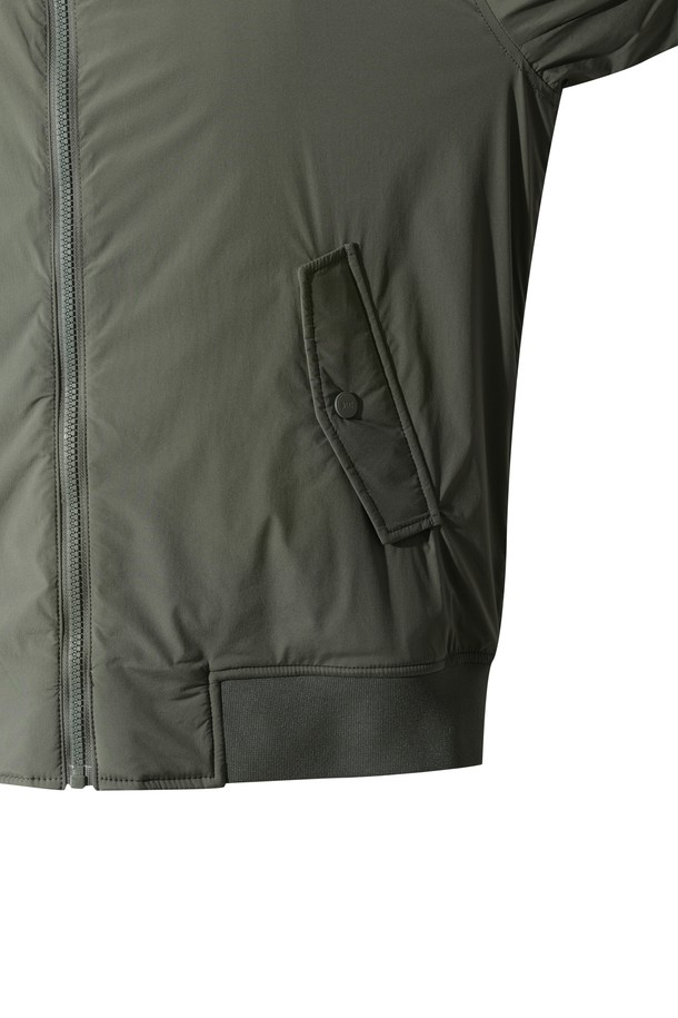 카키 색상의 패디드 봄버 자켓입니다. 남성용으로, 겨울철 보온성을 책임지는 두꺼운 두께감의 자켓입니다. 캐주얼 및 스포티한 스타일을 연출하며, 골프룩으로도 활용 가능합니다. 나일론과 스판덱스 혼방 소재로 제작되어 부드러운 촉감과 신축성을 제공하며, 활동성을 높였습니다. 경량 패딩 안감과 소매/밑단/에리 부분의 니트 시보리 마감으로 편안한 착용감을 선사합니다. 집업 스타일이며 레귤러핏으로, 일상에서도 활용하기 좋은 무지 디자인의 자켓입니다.
