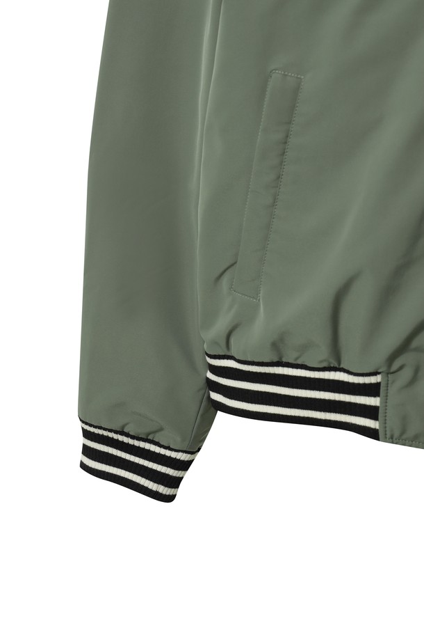 남성용 패디드 바시티 재킷입니다. 카키 및 올리브 색상으로 제공되며, 겨울철 골프 및 일상 활동에 적합합니다. 캐주얼, 스포티, 클래식 스타일을 아우르며, 부드러운 촉감의 새틴 소재와 두꺼운 두께로 보온성을 높였습니다. 긴 소매, 니트 시보리 디테일, 자수 와펜, 그리고 패딩 안감으로 디자인되었습니다. 집업 스타일의 레귤러핏 자켓입니다.
