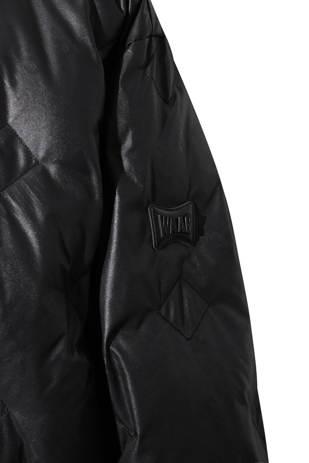 남성용 페이크 레더 다운 재킷은 가을과 겨울, 두 계절 모두 활용 가능한 아우터입니다. 모던하고 스포티한 스타일을 연출하며, 골프나 일상에서도 편안하게 착용할 수 있습니다. 하이넥 디자인과 구스다운 충전재, 밑단 및 소매 스모킹 처리로 보온성과 방풍 기능을 갖췄습니다. 부드러운 촉감의 인조 가죽 소재에 소매 금속 와펜 디테일과 로고 패턴으로 포인트를 더했습니다. 레귤러핏과 긴 소매 기장으로, 스포티하면서도 미니멀한 매력을 동시에 선사합니다.
