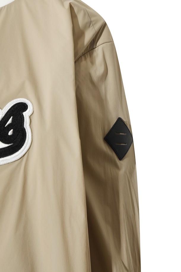 [JONES] 남성 로고 윈드브레이커 풀오버는 골프 및 일상생활에서 스포티하고 캐주얼한 스타일을 연출하기에 적합한 아우터입니다. 부드러운 촉감의 나일론과 스판덱스 혼방 소재에 기모 및 메쉬 안감을 더하여 겨울철 보온성을 높였습니다. 레귤러 핏, 레귤러 기장에 풀오버 스타일로 편안하게 착용 가능하며, 가볍고 신축성 있는 소재로 활동성을 높였습니다. 베이지 컬러에 로고 패턴이 돋보이며, 하이브리드 디자인과 콜라보레이션으로 특별함을 더했습니다.
