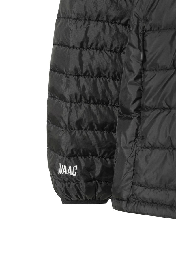 [JONES] 남성 로고 패디드 아노락은 겨울철 골프 및 일상생활에서 스포티하고 캐주얼한 스타일을 연출하는 남성용 아우터입니다. 두꺼운 두께감과 부드러운 촉감의 폴리에스테르 소재로 제작되어 뛰어난 보온성을 제공하며, 가볍게 착용할 수 있습니다. 루즈핏 디자인과 롱 슬리브, 스냅 여밈 방식으로 편안한 착용감을 선사합니다. 블랙 컬러에 로고 패턴으로 포인트를 주어 세련된 골프룩을 완성할 수 있습니다. 안감은 패딩 처리되어 따뜻함을 더하며, 경량 기능으로 활동성을 높였습니다.
