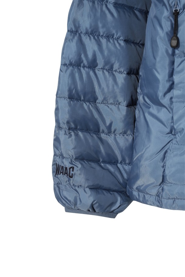 [JONES] 남성 로고 패디드 아노락은 겨울철 골프 및 일상 활동에 적합한 남성용 아우터입니다. 루즈핏으로 편안한 착용감을 제공하며, 보온성과 경량성을 갖춘 폴리에스테르 소재에 패딩 안감을 더해 따뜻함을 유지합니다. 블루 컬러에 집업 스타일로 간편하게 착용 가능하며, 스포티하고 캐주얼한 스타일을 연출합니다. 긴 소매, 레귤러 기장에 로고 패턴으로 포인트를 주어 세련된 디자인을 완성했습니다.
