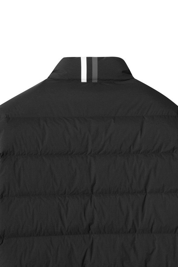 남성용 니트 하이브리드 다운 풀 집 재킷 (니블릭)은 겨울철 골프 및 일상생활에서 활용하기 좋은 아우터입니다. 블랙 색상의 레귤러 핏으로, 스포티하면서도 미니멀한 스타일을 연출합니다. 니트와 구스다운 소재를 사용하여 부드러운 촉감과 뛰어난 보온성을 제공하며, 긴 소매와 집업 스타일로 간편하게 착용할 수 있습니다. 무지 또는 스트라이프 패턴으로 디자인되어 다양한 스타일에 매치하기 용이하며, 경량 하이브리드 자켓으로 활동성을 높였습니다.
