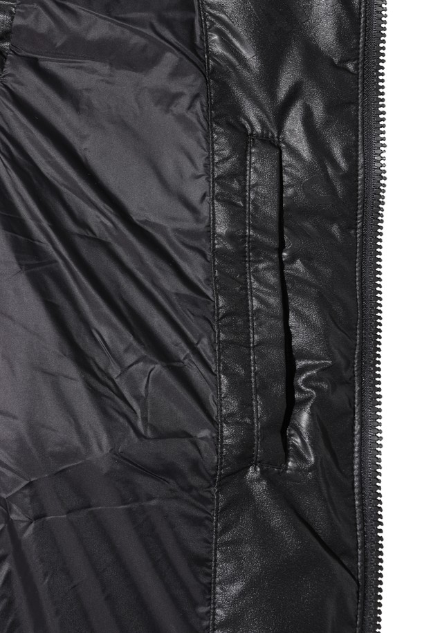 남성용 페이크 레더 베스트는 가을, 겨울 시즌에 골프 및 일상에서 스포티하고 모던한 스타일을 연출하기에 적합합니다. 부드러운 촉감의 인조가죽 소재에 두꺼운 두께감으로 보온성을 높였으며, 하이넥 디자인과 집업 여밈으로 간편하게 착용할 수 있습니다. 민소매 디자인으로 활동성을 더하고, 가볍게 제작되어 편안한 착용감을 제공합니다. 특히 금속 와펜 디테일이 포인트로 더해져 고급스러운 느낌을 줍니다. 안감은 구스다운으로 처리되어 뛰어난 보온성을 자랑합니다.
